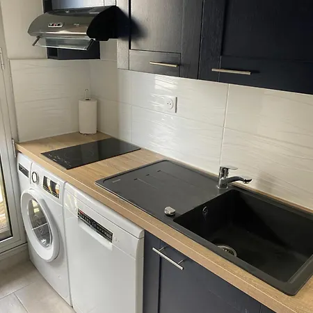 Apartment 65m2 Avec Balcon Vues Partielles A 150m De La Et Centre, Wifi Et Parking Prive *