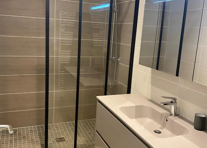 65m2 Avec Balcon Vues Partielles à 150m De La Et Centre, Wifi Et Parking Privé Apartamento